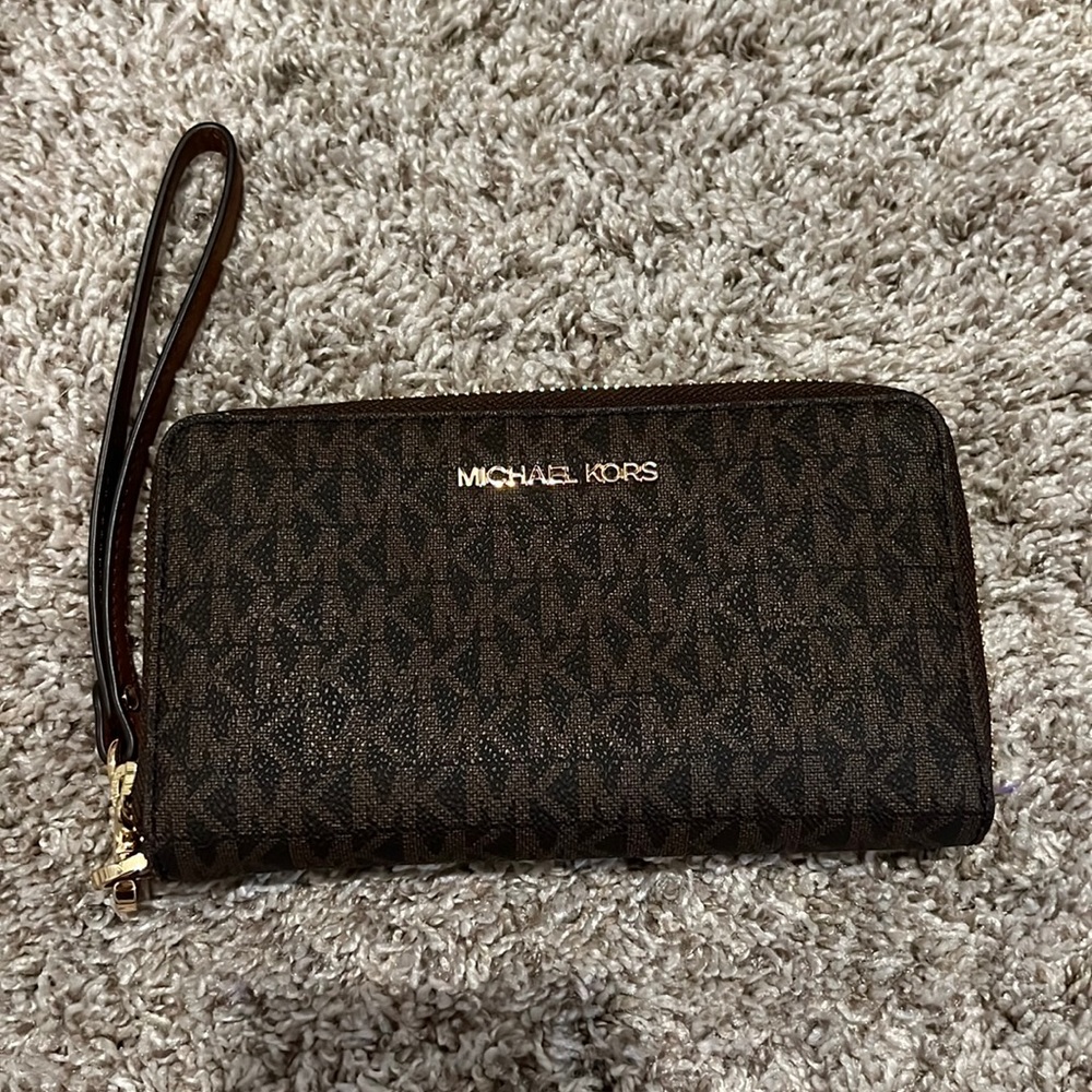 Michael kors wristlet wallet